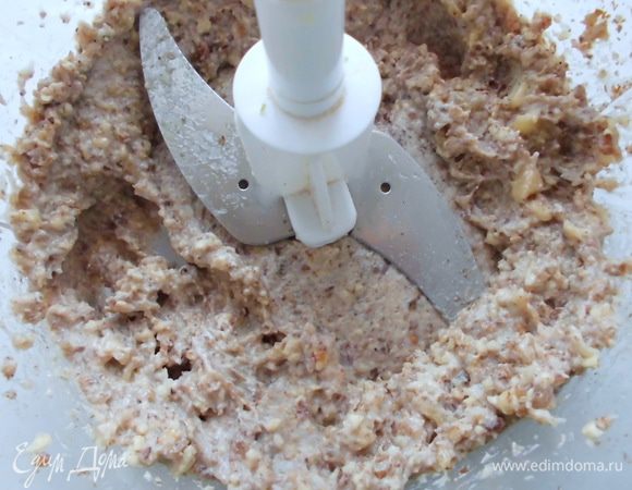 Теперь добавить бананы с мёдом и взбить все еще раз до однородности. Честно, было уже так вкусно, что я хотела есть эту массу просто ложкой!)) Но, поскольку у нас другая задача, я вернулась к приготовлению батончиков. 