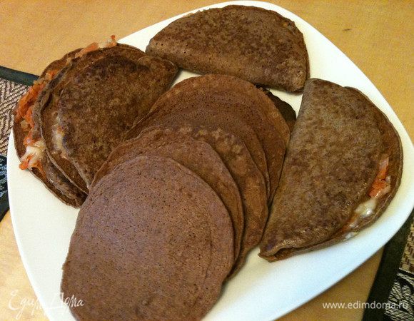 Первые несколько штук приготовила с начинкой: 
пассеровка из моркови, лука, помидорки, соль перец. 
Пожарив одну сторону блина, перевернув его на половину положить начинку, посыпать тертым сыром и покрыть второй половинкой.