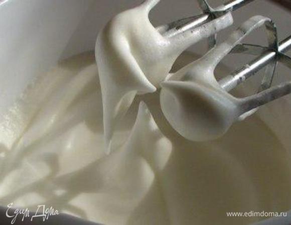 Белки взбить с щепоткой соли до крепкой пены.
Не прекращая взбивать, добавить 30 г сахара.