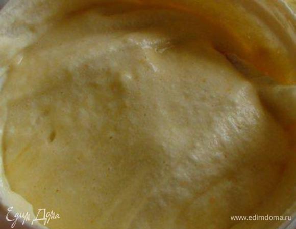 Частями добавлять взбитые белки в желтки с мукой.
Перемешивать лопаткой складывающими движениями.