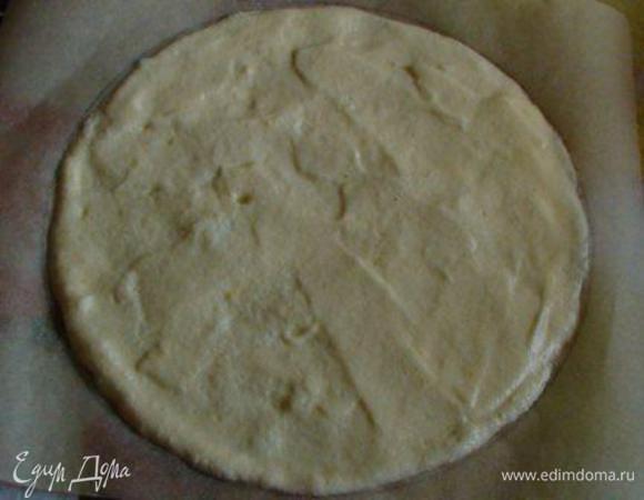 На листе бумаги для выпекания нарисовать круг диаметром 24 см.
Перевернуть бумагу (я немного смазывала маслом) и нанести на круг немного теста. Удобно распределять лопаткой.
Выпекать примерно 6 мин. 