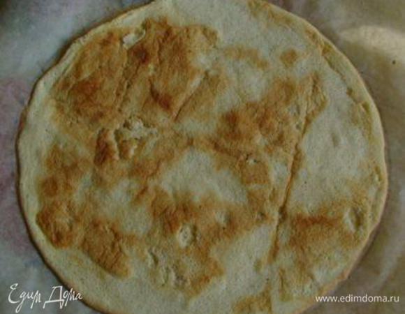 Снять корж с противня вместе с бумагой, перевернуть на блюдо и аккуратно, понемного сворачивая пергамент, отделять его от коржа (бумага отделяется неохотно - те, кто выпекали, например, "Эстерхайзи", сейчас меня поймут).
Из личного опыта:
- промасленная бумага отделяется легче (по рецепту тесто распределяется по сухому пергаменту)
- с горячего коржа бумагу снять легче, чем с остывшего
- фольга отделяется лучше, чем пергамент.