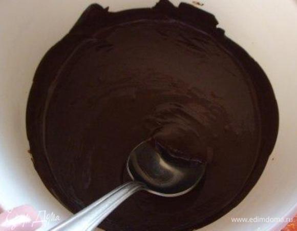 Для приготовления крема порубить шоколад, растопить на горячей водяной бане и остудить до комнатной температуры.