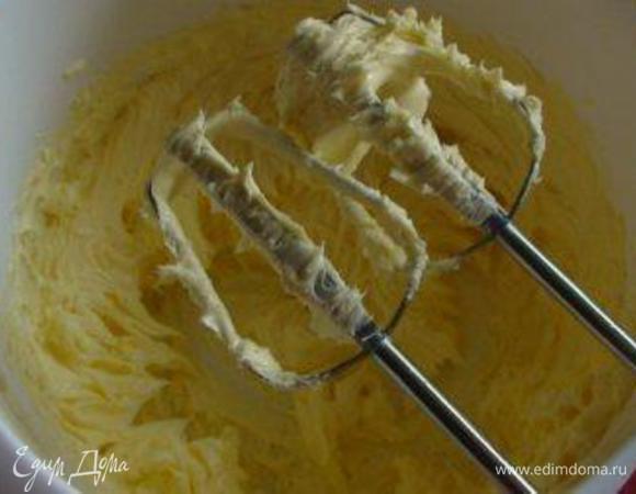 Размягченное сливочное масло взбить.