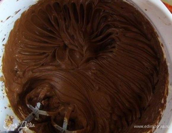 Не прекращая взбивать, постепенно добавить в масло шоколад, сахарную пудру и кофе.
4 ст.л. крема положить в кондитерский мешок (я всегда использую обычный офисный файл) с большой звездообразной насадкой и убрать в холодильник.