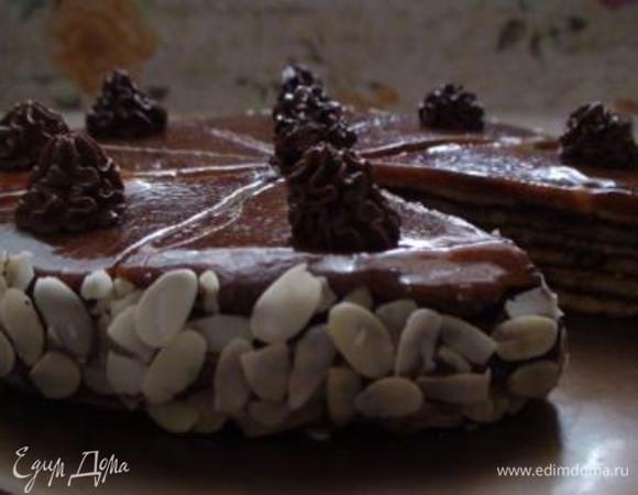 Для приготовления глазури растопить в маленькой кастрюле сахар со сливочным маслом и распределить на торте.
Разровнять глазурь ножом, смазанным растительным маслом, и разделить карамельную поверхность на сегменты.
Дать карамели застыть.
Из кондитерского мешочка выдавить розочки по краю торта.