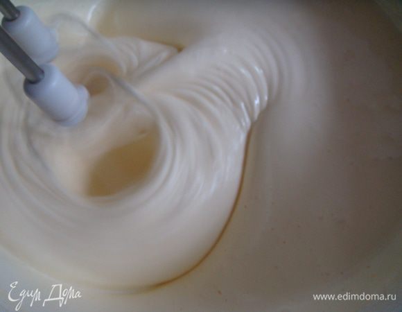 Яйца взбить с сахаром в пышную плотную пену, ввести тонкой струйкой масло.