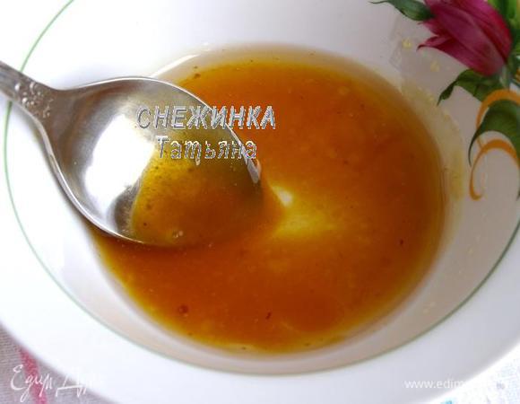 Мёд соединяем с растительным маслом. Если он густой, прогреваем немного на огне.