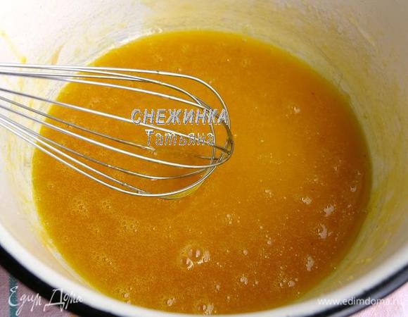 В миске взбиваем венчиком яйцо с ложкой сахара и солью. Добавляем мёд с маслом, взбиваем.