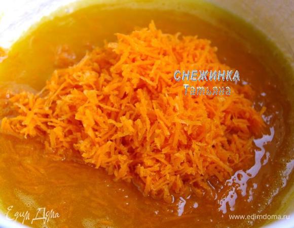 Морковь натираем в мелкую стружку. Кладём в основную массу. Перемешиваем.