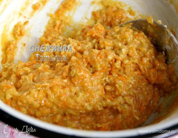 Просеиваем в тесто муку с разрыхлителем, кладём хлопья. Хорошо вымешиваем тесто.