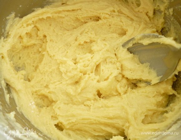 Муку просеять вместе с разрыхлителем,понемногу добавить к яично-масляной смеси,перемешать до однородности. Получается густое мягкое тесто.