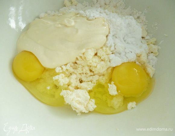 Соединить все продукты для творожной начинки, хорошо перемешать.