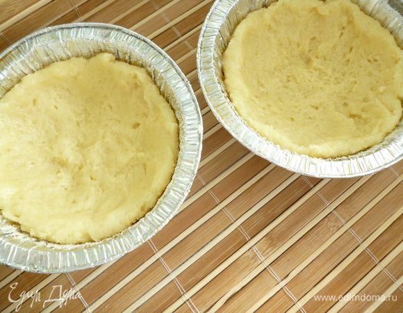 Распределяем тесто по формочкам примерно по полторы ложки (у меня 6 формочек диаметром 8 см). Тесто распределяем в виде корзиночки.
