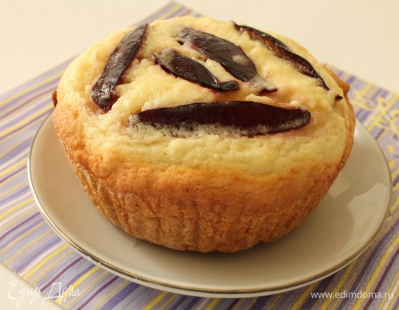 Выпекаем кексы 20-25 минут при 170 градусах, тесто должно зарумяниться и начинка схватиться. Готовые кексы остудить. Приятного аппетита!