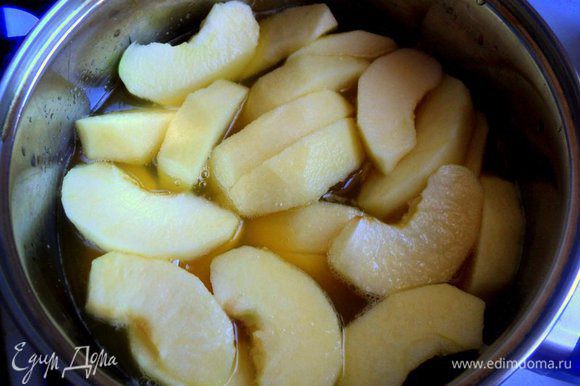Яблоки почистить и порезать небольшими дольками. В апельсиновый сок добавить сок лимона, 150 г сахара, довести до кипения и варить 3-4 минуты. Небольшими порциями сварить в сиропе яблочные дольки до прозрачности (но не переварить!). Откинуть яблочные дольки на сито.