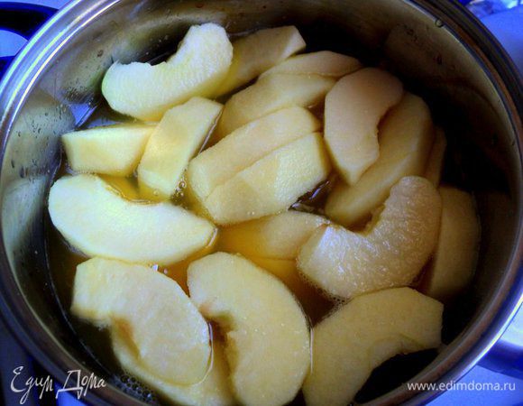 Яблоки почистить и порезать небольшими дольками. В апельсиновый сок добавить сок лимона, 150 г сахара, довести до кипения и варить 3-4 минуты. Небольшими порциями сварить в сиропе яблочные дольки до прозрачности (но не переварить!). Откинуть яблочные дольки на сито.