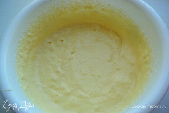 Для теста взбить размягченное сливочное масло с 80 г сахара до белой массы и, продолжая взбивать, ввести по одному яйца.