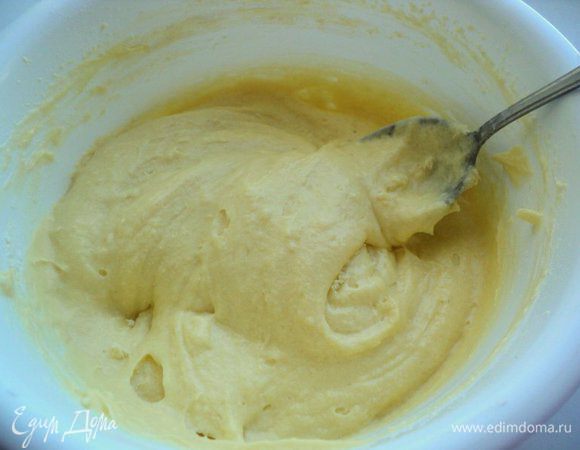 Затем в несколько приемов ввести муку, смешанную с разрыхлителем.