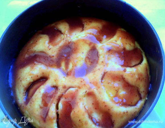 Выпекать при температуре 180 градусов 15-20 минут. Остудить корж, не вынимая из формы, и смазать сверху конфитюром.Сверху выложить остальные яблочные дольки.