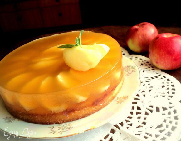 Затем залить пирог оставшимся желе и поставить в холодильник на 4 часа для застывания. Перед подачей обернуть форму полотенцем, смоченным в горячей воде, и освободить пирог из формы. Украсить ломтиками яблока и мятой.