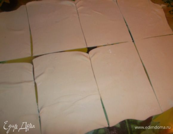 Тесто раскатать потоньше и разрезать на квадраты...