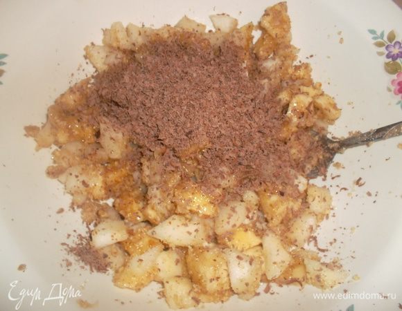 Добавить шоколад, натертый на мелкую терку и тщательно перемешать...