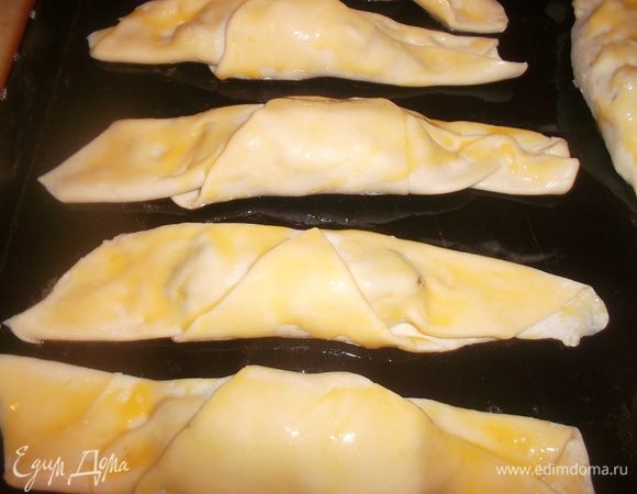 Смазать яйцом и выпекать при 180 гр. 15-20 минут...