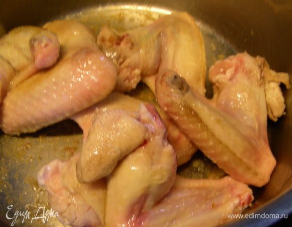 В кастрюле разогреваем масло. Обжариваем куриные крылышки 6-8 минут до легкого золотистого цвета.
