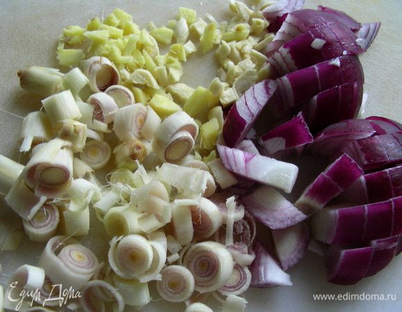 Мелко рубим имбирь, чеснок, лемонграсс и лук.
