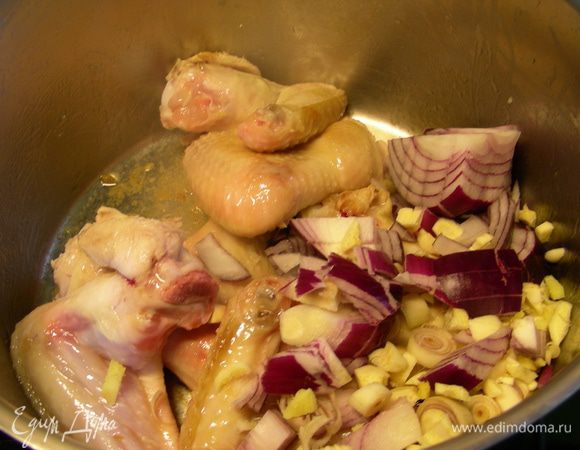 Добавляем их в кастрюлю, хорошо перемешиваем и готовим 2 минуты. 
