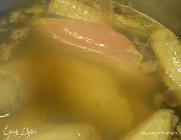 Вливаем 1 л кипятка. Добавляем рыбный соус и сахар. Накрываем крышкой и готовим на среднем огне минут 40. Добавляем куриные грудки и продолжаем готовить еще 20 минут. 
