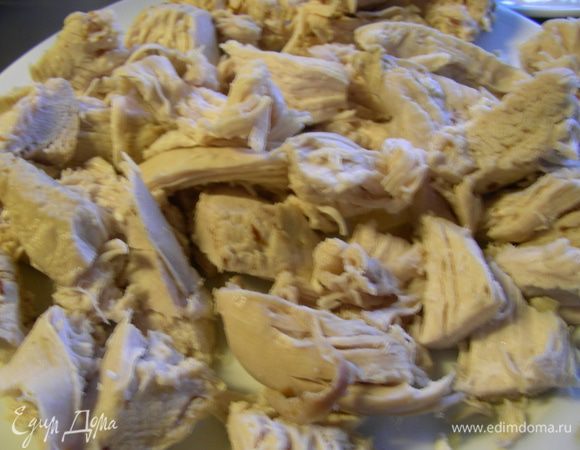 Достаем куриные грудки и режем их на небольшие кусочки.
