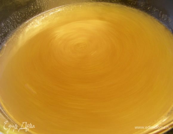 Бульон фильтруем. Возвращаем его в кастрюлю и доводим до кипения. 
