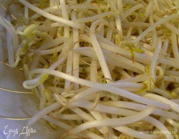 Добавляем ростки сои.
