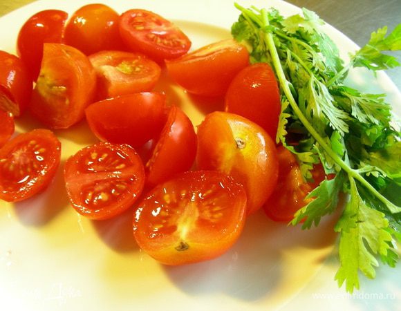 Помидорчики черри, куриное филе и рубленую кинзу. Готовим минуту и снимаем с огня. Крылышки можно также добавить обратно в суп - они просто тают во рту.
