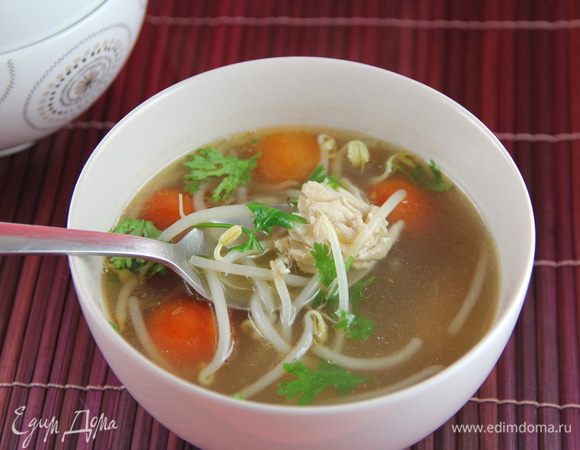 Разливаем по тарелкам и подаем, посыпав по желанию еще рубленой кинзой и перчиком чили. Приятного аппетита))