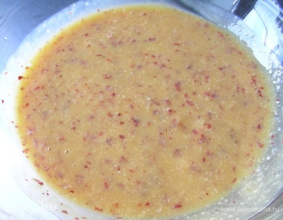 В блендере взбиваем персики, мед и миндаль (для большей однородности персики можно очистить от кожуры).
