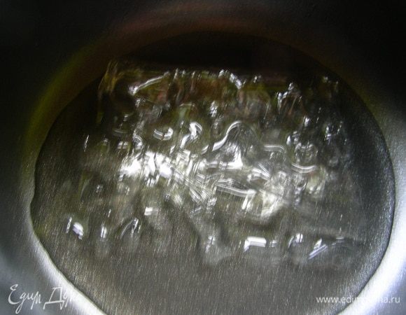 Желатин замачиваем в паре столовых ложек воды, а затем разводим на небольшом огне. Добавляем его в персиковую массу, хорошо перемешиваем и убираем в холодильник на 30 минут - 1 час.
