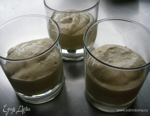 Выкладываем мусс в креманки или бокалы и убираем в холодильник на 1 час и более. 
