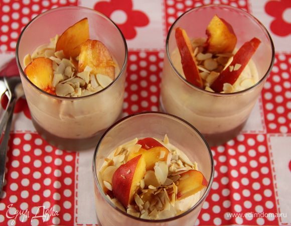 При подаче украшаем ломтиками персика, обжаренными лепестками миндаля и/или листиками мяты. Приятного аппетита) 