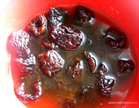 Замачиваем чернослив, потом тщательно промываем, просушиваем.