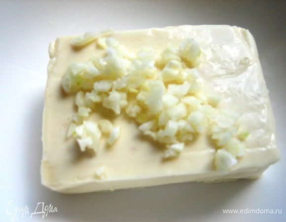 Берём сливочный плавленный сырок и добавляем чеснок по вкусу.