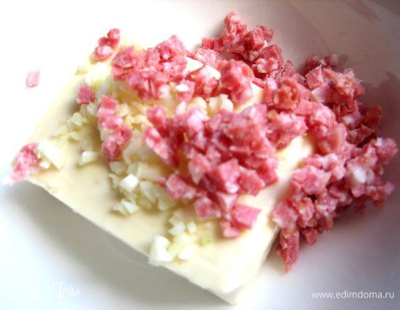 Покрошим мелко-мелко несколько кусочков...