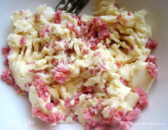 Разминаем всю массу вилкой...