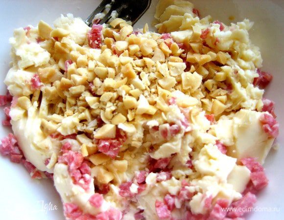 Орешки тоже не помешают... Добавим мелко порубленных горсточку. Снова перемешиваем.