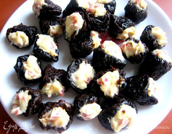 Заталкиваем начинку с помощью ручки чайной ложки в каждую чашечку-черносливину...