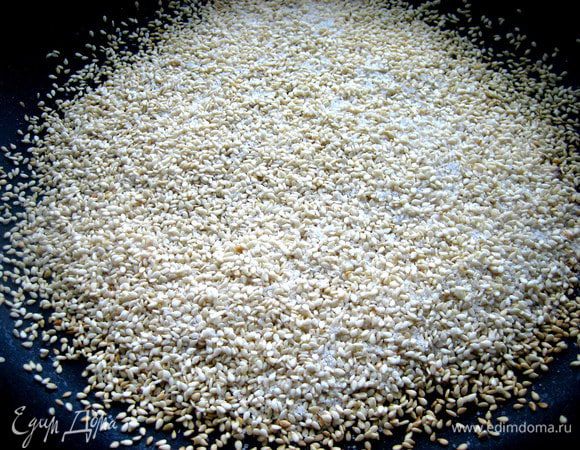 Далее захотелось придать закуске законченный вид и решила использовать для этого сезам с солью... Обжарить сезам с солью в сухой сковороде.
