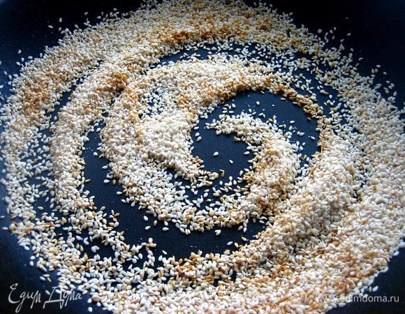 Постоянно помешивать..., жарится очень быстро! Подробный рецепт также здесь...http://www.edimdoma.ru/retsepty/55732-solenyy-sezam-dlya-salatov