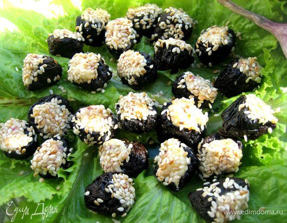 Выкладываем на листья салата готовую закуску! Храним в холодильнике...